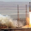 Tên lửa Qaem 100 mang theo vệ tinh Sorayya rời bệ phóng. (Ảnh: IRNA/TTXVN)