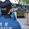 Cảnh sát đứng gác trước một tòa nhà ở Seoul vào ngày 24/8/2023. Ảnh minh họa. (Nguồn: AFP)