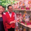 Phó Chủ tịch nước Võ Thị Ánh Xuân tham quan gian hàng “Chợ Tết 0 đồng”. (Ảnh: Thanh Bình/TTXVN)