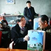 Phó Chủ tịch Quốc hội Nguyễn Đức Hải thăm, tặng quà gia đình thương binh 4/4 Giáp Văn Đán tại thôn Mòng A. (Ảnh: Danh Lam/TTXVN)