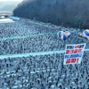 Du khách tham gia lễ hội câu cá trên băng Hwacheon Sancheoneo, Hàn Quốc, ngày 13/1/2024. (Ảnh: Yonhap/TTXVN)