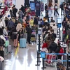 Hành khách xếp hàng làm thủ tục tại Sân bay Quốc tế Đại Hưng Bắc Kinh ở Bắc Kinh ngày 26/1/2024. (Ảnh: Xinhua)