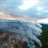 Khói bốc lên từ đám cháy rừng tại công viên quốc gia Los Alerces ở tỉnh Chubut, Argentina ngày 27/1/2024. (Ảnh: AFP/TTXVN)