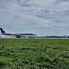 Máy bay tại đường cất hạ cánh 25R/07L, Sân bay Tân Sơn Nhất. (Ảnh: TTXVN phát)