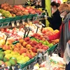 Người dân mua sắm tại siêu thị ở Vienna, Áo. (Ảnh: AFP/TTXVN)
