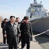 Nhà lãnh đạo Triều Tiên Kim Jong-un (giữa) thăm Nhà máy đóng tàu Nampho ở tỉnh Nam Pyongan. (Ảnh: Yonhap/TTXVN)