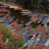 Những con thuyền tại suối Yến sẵn phục vụ du khách dự Lễ hội Chùa Hương. (Ảnh: Thành Đạt/TTXVN)
