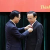 Chủ tịch nước Võ Văn Thưởng trao tặng Huy hiệu 45 năm tuổi Đảng cho đồng chí Nguyễn Văn Nên, Bí thư Thành ủy Thành phố Hồ Chí Minh. (Ảnh: Thống Nhất/TTXVN)