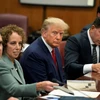 Cựu Tổng thống Mỹ Donald Trump (thứ 3, trái) tại phiên xét xử của tòa án hình sự Manhattan ở New York, Mỹ ngày 4/4/2023. (Ảnh: AFP/TTXVN)