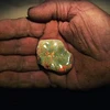 Những người khai thác thủ công tại Ethiopia phải mạo hiểm mạng sống của mình để khai thác đá quý opal. (Ảnh: BBC)