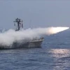Iran phóng tên lửa đạn đạo từ tàu tuần dương. (Ảnh: MENAFN)