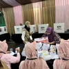 Tại điểm bầu cử số 001, Selong, Kebayoran Baru, Nam Jakarta, các nhân viên đều mặc màu hồng vì hôm nay trùng với ngày Lễ Tình nhân. (Ảnh: Đỗ Quyên/TTXVN)