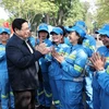 Thủ tướng Phạm Minh Chính thăm, chúc Tết công nhân vệ sinh môi trường đô thị thành phố Hà Nội. (Ảnh: Dương Giang/TTXVN)