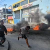 Lốp xe bị đốt cháy trong cuộc biểu tình của người dân yêu cầu Thủ tướng Ariel Henry kết thúc nhiệm kỳ, tại Port-au-Prince, Haiti, ngày 6/2/2024. (Ảnh: AFP/TTXVN)