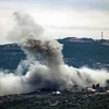 Khói bốc lên sau vụ không kích của Israel xuống Shihin, Liban ngày 13/2/2024. (Ảnh: AFP/TTXVN)