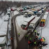 Các xe tải chở hàng từ Ukraine bị chặn tại cửa khẩu biên giới Korczowa với Ba Lan, ngày 5/12/2023. (Ảnh: AFP/TTXVN)