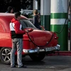 Người dân đổ xăng cho xe ô tô tại trạm xăng ở La Habana, Cuba, ngày 31/1/2024. (Ảnh: AFP/TTXVN)