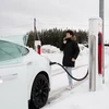 Xe điện của hãng Tesla được sạc tại một trạm ở Jessheim, Na Uy. (Ảnh: AFP/TTXVN)