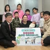 Giám đốc Văn phòng Jung-gu Kim Gil-sung trao số tiền trợ cấp khuyến khích sinh đông con cho vợ chồng Jeon Hye-hee và Jo Yong-seok ở Seoul. (Văn phòng Jung-gu)
