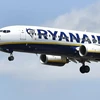 Máy bay của hãng hàng không Ryanair hạ cánh xuống sân bay El Prat ở Barcelona, Tây Ban Nha ngày 1/7/2022. (Ảnh: AFP/TTXVN)