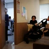 Jung Seung-yeon (phải), 38 tuổi, đưa con trai đi khám tại một phòng khám nhi ở Seoul. (Ảnh: Reuters)