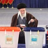 Đại giáo chủ Iran Ayatollah Ali Khamenei bỏ phiếu trong cuộc bầu cử Quốc hội tại điểm bầu cử ở Tehran ngày 1/3/2024. (Ảnh: AFP/TTXVN)