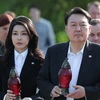 Đệ nhất phu nhân Kim Keon Hee (trái) và Tổng thống Hàn Quốc Yoon Suk Yeol trong chuyến thăm Ukraine, ngày 15/7/2023. (Ảnh: Yonhap/TTXVN)