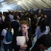 Người dân tham gia hội chợ việc làm tại Arlington, Virginia, Mỹ. (Ảnh: AFP/TTXVN)