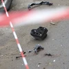 Những mảnh vụn được phát hiện nằm rải rác trên mặt đất gần một tòa nhà chung cư bị hư hại sau vụ nổ ở St. Petersburg, ngày 2/3. (Ảnh: AP)