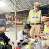 Lực lượng Cảnh sát Giao thông hỗ trợ cháu N. ăn uống trước khi đưa cháu về nhà với gia đình. (Nguồn: VOV)