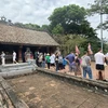 Du khách tham quan Đền thờ vua Đinh Tiên Hoàng tại Gia Viễn, Ninh Bình. (Ảnh: Bích Hằng/Vietnam+)