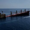 Tàu chở phân bón Rubymar chìm ngoài khơi Yemen, trên Biển Đỏ, sau khi trúng tên lửa của lực lượng Houthi, ngày 26/2/2024. (Ảnh: AFP/TTXVN)