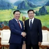 Tổng Bí thư, Chủ tịch nước Lào Thongloun Sisoulith chào đón đồng chí Đinh Tiến Dũng cùng Đoàn đến chào xã giao. (Ảnh: Phạm Kiên/TTXVN)