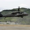 Máy bay trực thăng UH-60 của quân đội Mỹ tại đảo Okinawa, Nhật Bản. Ảnh: Kyodo/TTXVN)