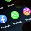 Biểu tượng Facebook, WhatsApp và Instagram trên màn hình điện thoại. (Ảnh: The Gtheguardian