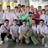 Phạm Việt Hưng trong sự chào đón của gia đình và bạn bè sau khi đạt Huy chương Vàng Olympic Toán quốc tế năm 2023. (Ảnh: TTXVN phát)