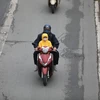 Người dân Hà Nội trang bị áo chống rét khi tham gia giao thông. (Ảnh: Thanh Tùng/ TTXVN)