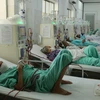 Bệnh nhân chạy thận tại Khoa Nội-Phổi-Thận, thuộc Bệnh viện Đa khoa tỉnh Long An. (Ảnh: Thanh Bình-TTXVN)