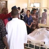 Một nạn nhân bị thương trong vụ nổ được điều trị tại bệnh viện ở Mandera, Kenya. (Ảnh AP)