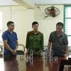 Hoàng Thanh Bình (ngoài cùng, bên trái) bị bắt giam khi đang đương chức Giám đốc Điện lực huyện Na Rì. (Ảnh: Công an Bắc Kạn)