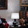Tổng thống Bồ Đào Nha Marcelo Rebelo de Sousa (phải) và Thủ tướng Luis Montenegro. (Ảnh: AFP/TTXVN)