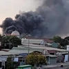 Khói bốc lên từ đám cháy nhà xưởng ở Bình Dương chiều 31/3. (Ảnh: TTXVN phát)