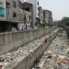 Một con kênh chứa đầy rác thải tại khu vực Seelampur ở New Delhi, Ấn Độ, ngày 26/4/2023. (Ảnh: AFP/TTXVN)