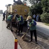 Công nhân sửa chữa đường quốc lộ 1 đoạn Nam cầu Bến Thủy - tuyến tránh Bắc thành phố Hà Tĩnh. (Ảnh: TTXVN phát)