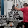 Một công nhân lắp ráp làm việc tại nhà máy GM Romulus Powertrain ở Romulus, Michigan, Mỹ. (Ảnh: Reuters)