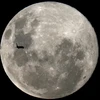 Một chiếc máy bay bay qua Mặt Trăng ở Curitiba, Brazil ngày 8/2/2020. (Nguồn: Reuters)