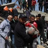 Người dân chuyển nạn nhân bị thương sau cuộc không kích của Israel xuống Dải Gaza ngày 31/3/2024. (Ảnh: THX/TTXVN)