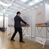 Công tác chuẩn bị cho đợt bỏ phiếu sớm trong cuộc bầu cử Quốc hội khóa 22 tại điểm bầu cử ở sân bay Incheon, Hàn Quốc ngày 4/4/2024. (Ảnh: Yonhap/TTXVN)
