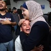 Nỗi đau của thân nhân các nạn nhân thiệt mạng sau các vụ không kích của Israel xuống Dải Gaza ngày 1/4/2024. (Ảnh: THX/TTXVN)