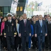 Đô đốc Rob Bauer, Chủ tịch Ủy ban quân sự NATO cùng Tổng Thư ký NATO Jens Stoltenberg và Phó Tổng Thư ký Mircea Geoană tại lễ kỷ niệm. (Ảnh: TTXVN phát)